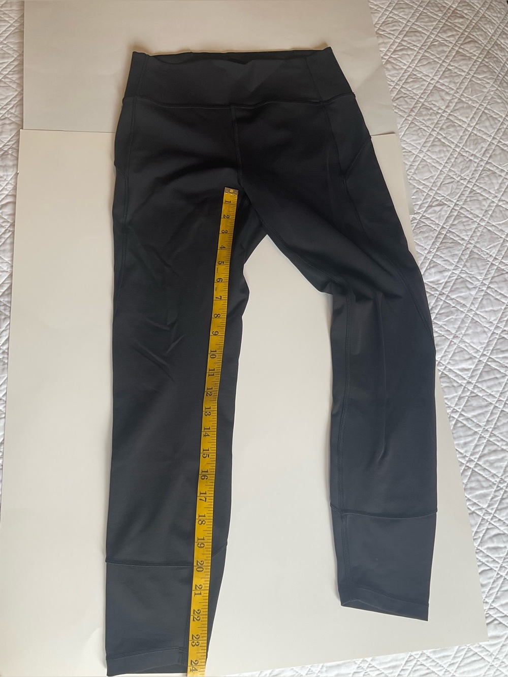 Lululemon women’s size 8 running tight. EUC black